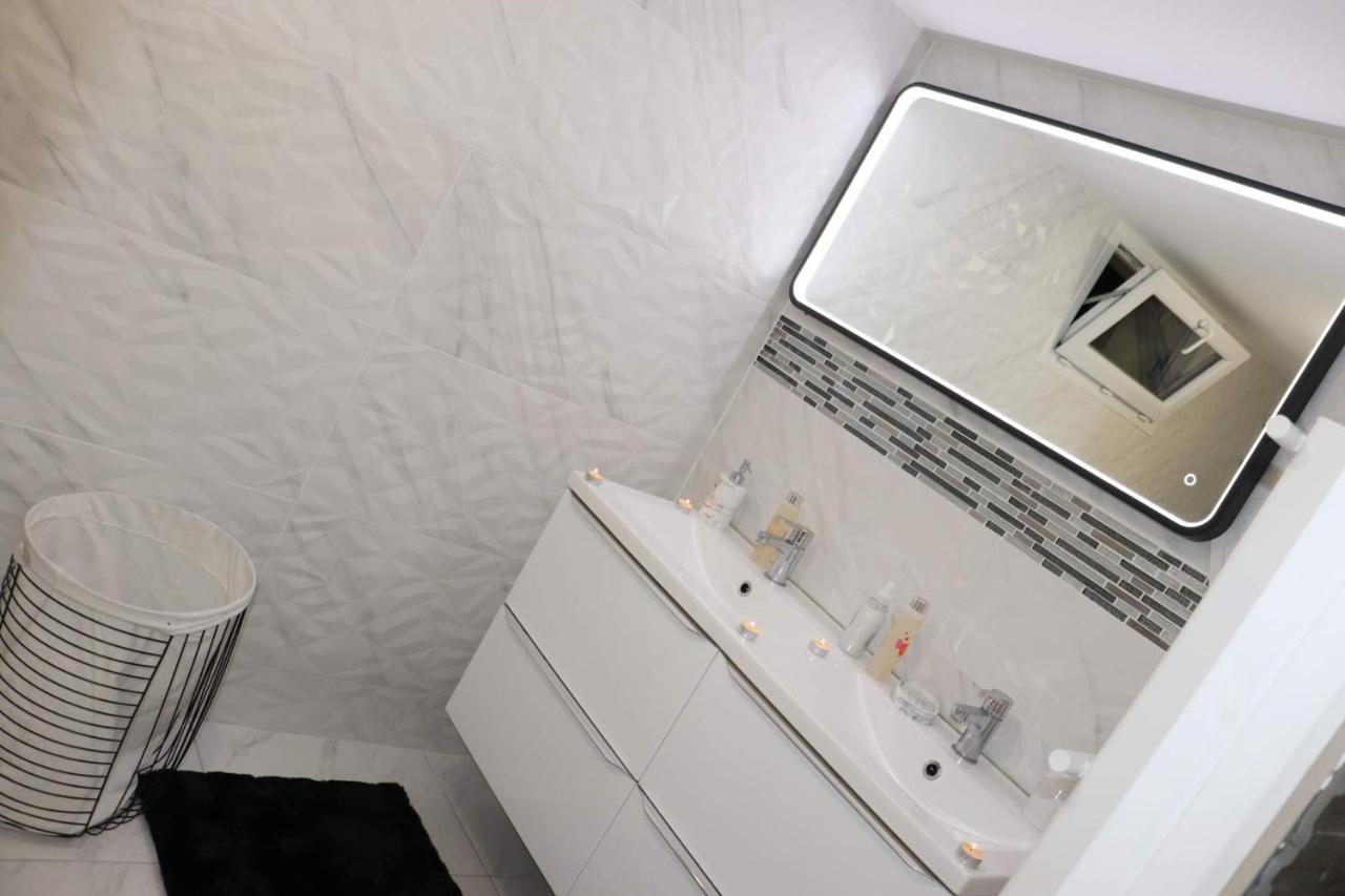 Love Room Givors Zewnętrze zdjęcie