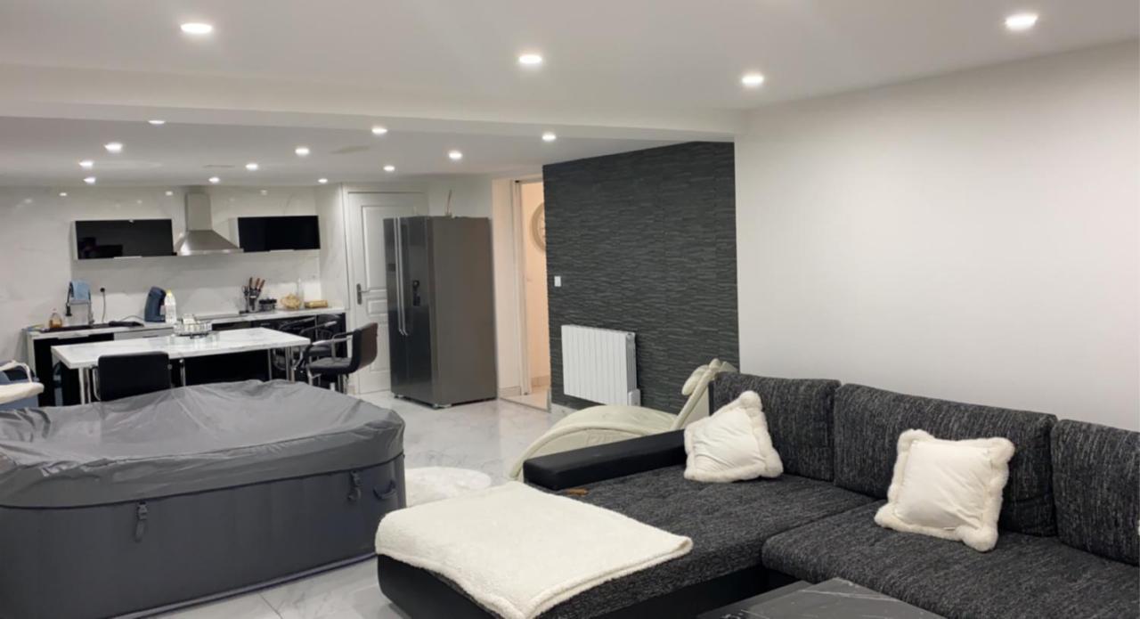 Love Room Givors Zewnętrze zdjęcie