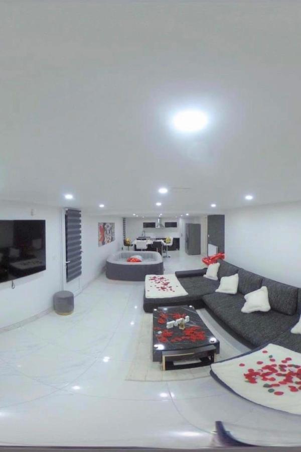 Love Room Givors Zewnętrze zdjęcie