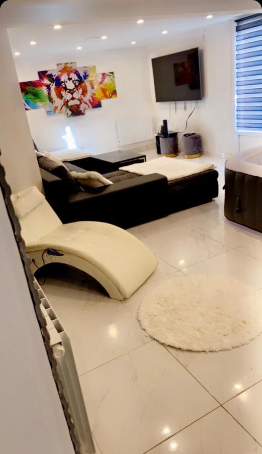 Love Room Givors Zewnętrze zdjęcie
